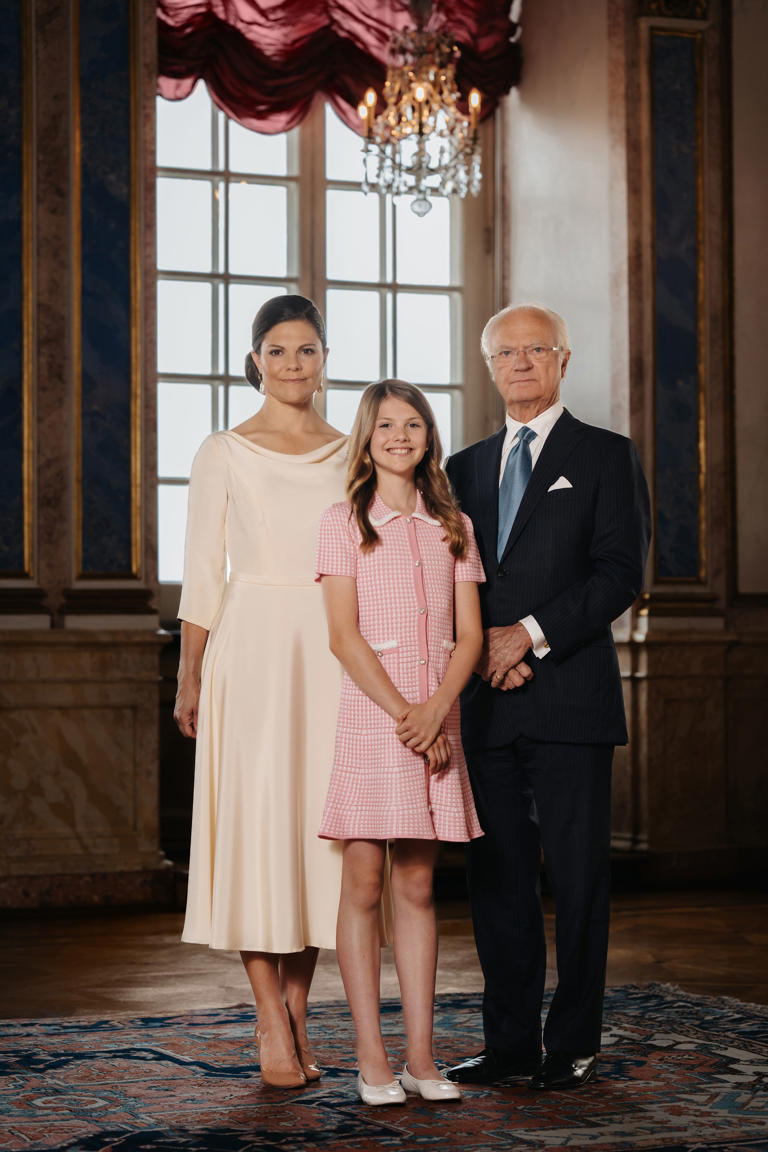 El rey Carlos XVI Gustavo de Suecia con Victoria y Estela