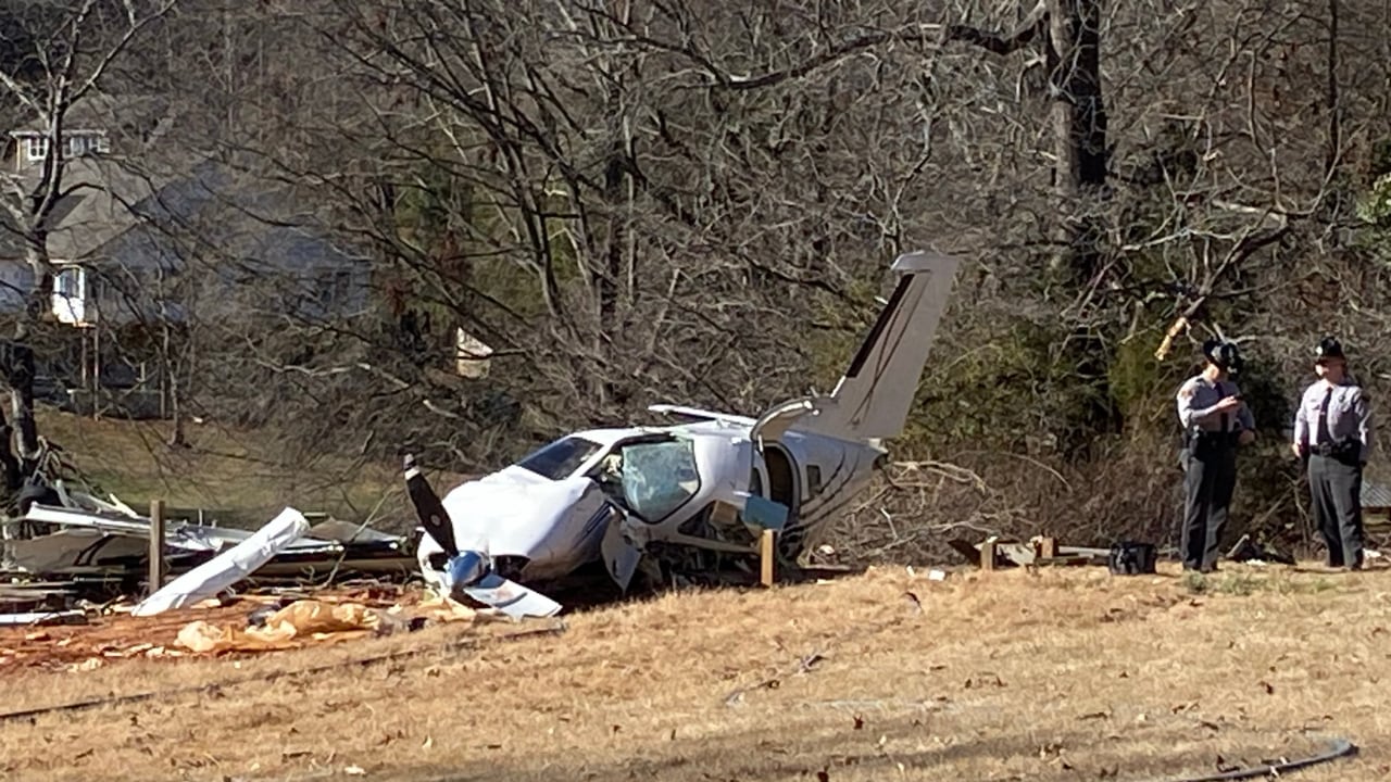 Pilot Dead After Plane Crashes Into Lake Norman Neighborhood