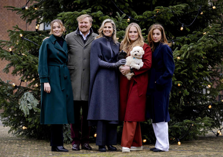 The Hague (Netherlands), 22/12/2023.- Dutch King Willem-Alexander and Queen Maxima pose together with princesses Ariane, Amalia and Alexia, and dog Mambo, during the traditional photo session of the royal family at Huis ten Bosch Palace, The Hague, The Netherlands, 22 December 2023. (Países Bajos; Holanda, La Haya) EFE/EPA/KOEN VAN WEEL