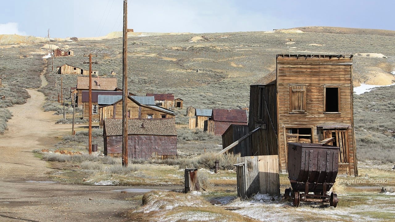 <p>In the 1800s, Bodie was a gold-mining town home to approximately 10,000 people. Now, it’s abandoned, but a small portion of the town is standing and still well-preserved. In fact, it’s considered a ghost town. There are no commercial facilities, but it’s an authentic way to peek at life in California during the Gold Rush.</p>