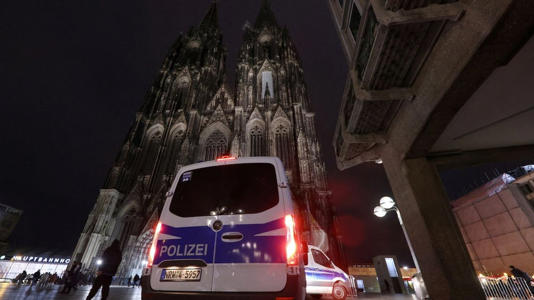 Rund um den Kölner Dom sind Polizeiautos zu sehen, es gelten verstärkte Sicherheitsmaßnahmen.