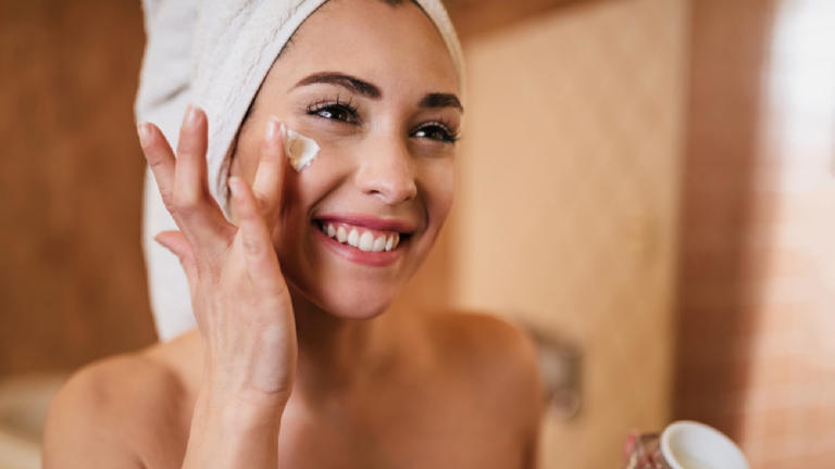 Dưỡng da và chống nắng là hai bước làm đẹp quan trọng để duy trì làn da không tuổi.