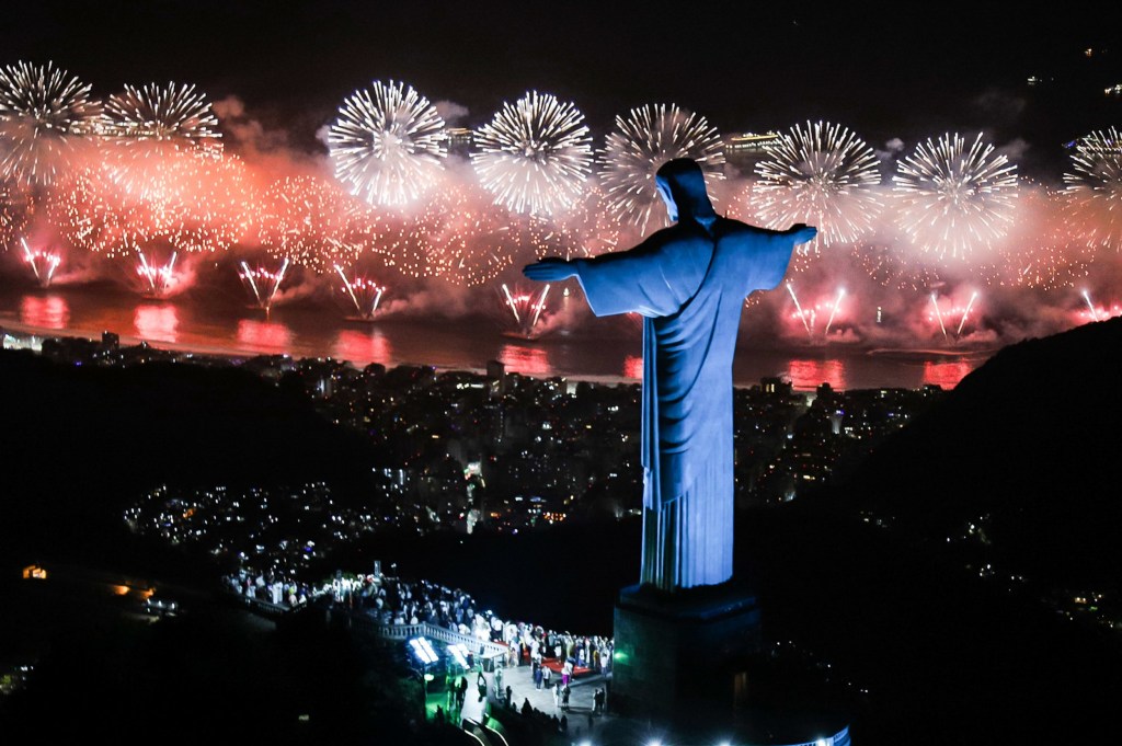 In Pictures Spectacular Fireworks Displays Around The World Bring In 2024   AA1miKGA.img