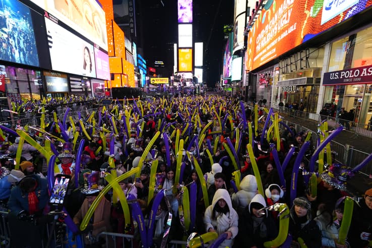 nouvel an 2024: les images du passage à la nouvelle année à new york