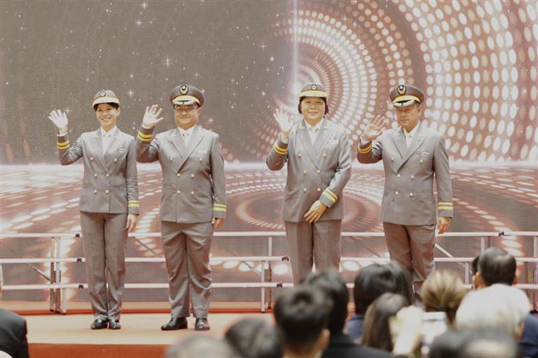 台鐵新制服遭批有「北韓味」、缺乏美感。（圖／台鐵公司提供）