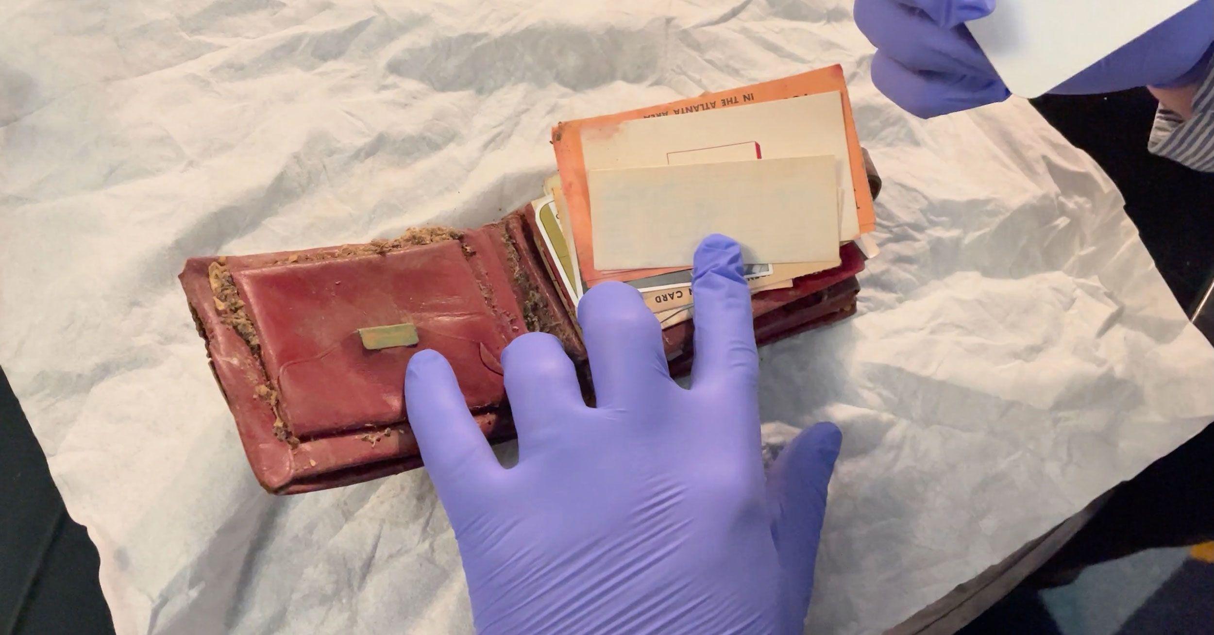 esta família reencontrou a história perdida ao recuperar uma carteira 65 anos depois