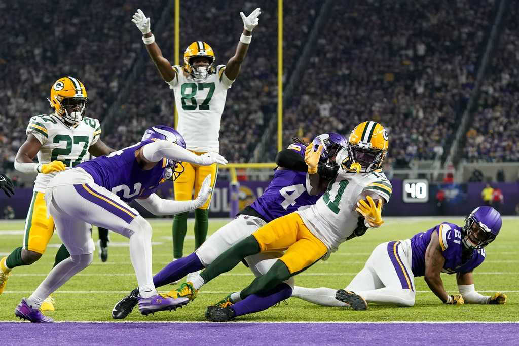 Packers crush Vikings, guaranteed a playoff spot if they beat the Bears ...