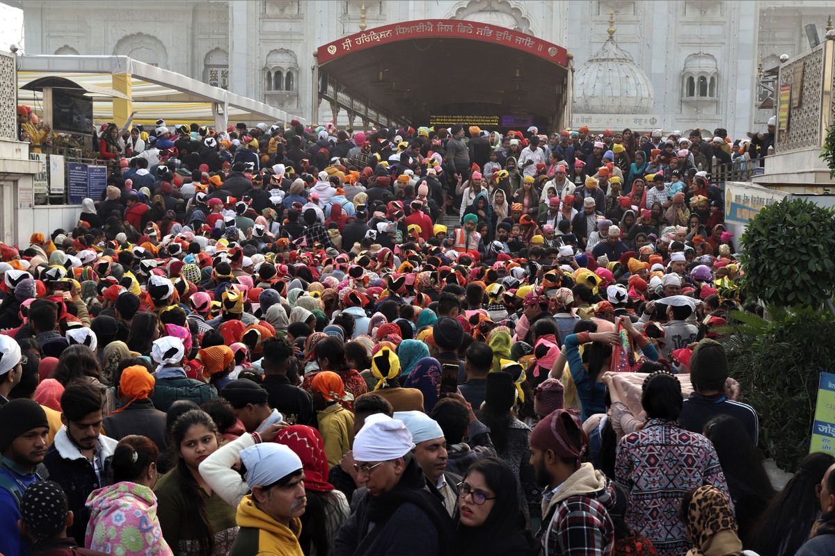 Delhiites Welcome 2024 With Energetic Fervour   AA1mjNGI.img