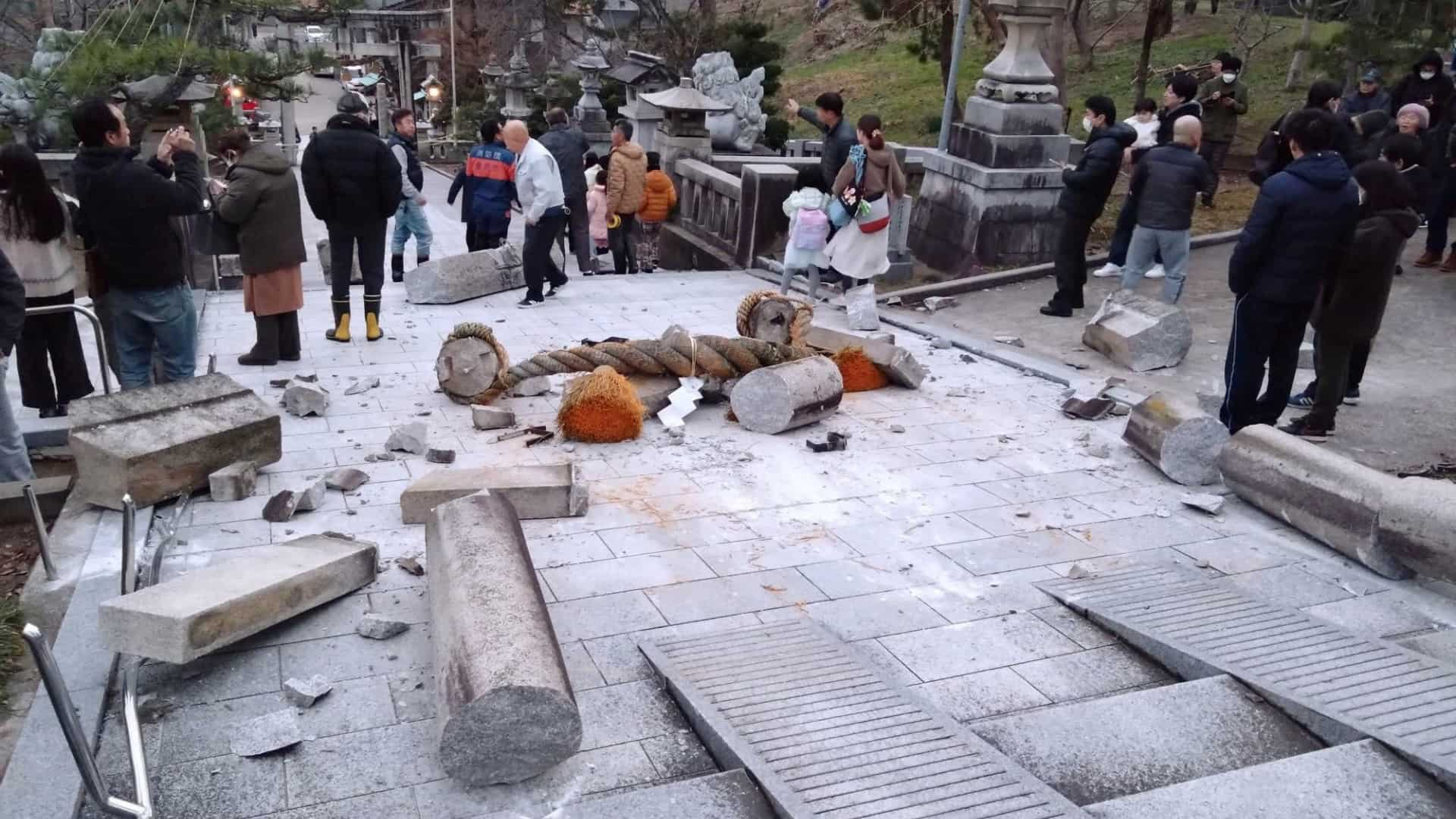 Japan Earthquake Kills Four Viral Videos Show Nationwide Panic   AA1mjRpi.img