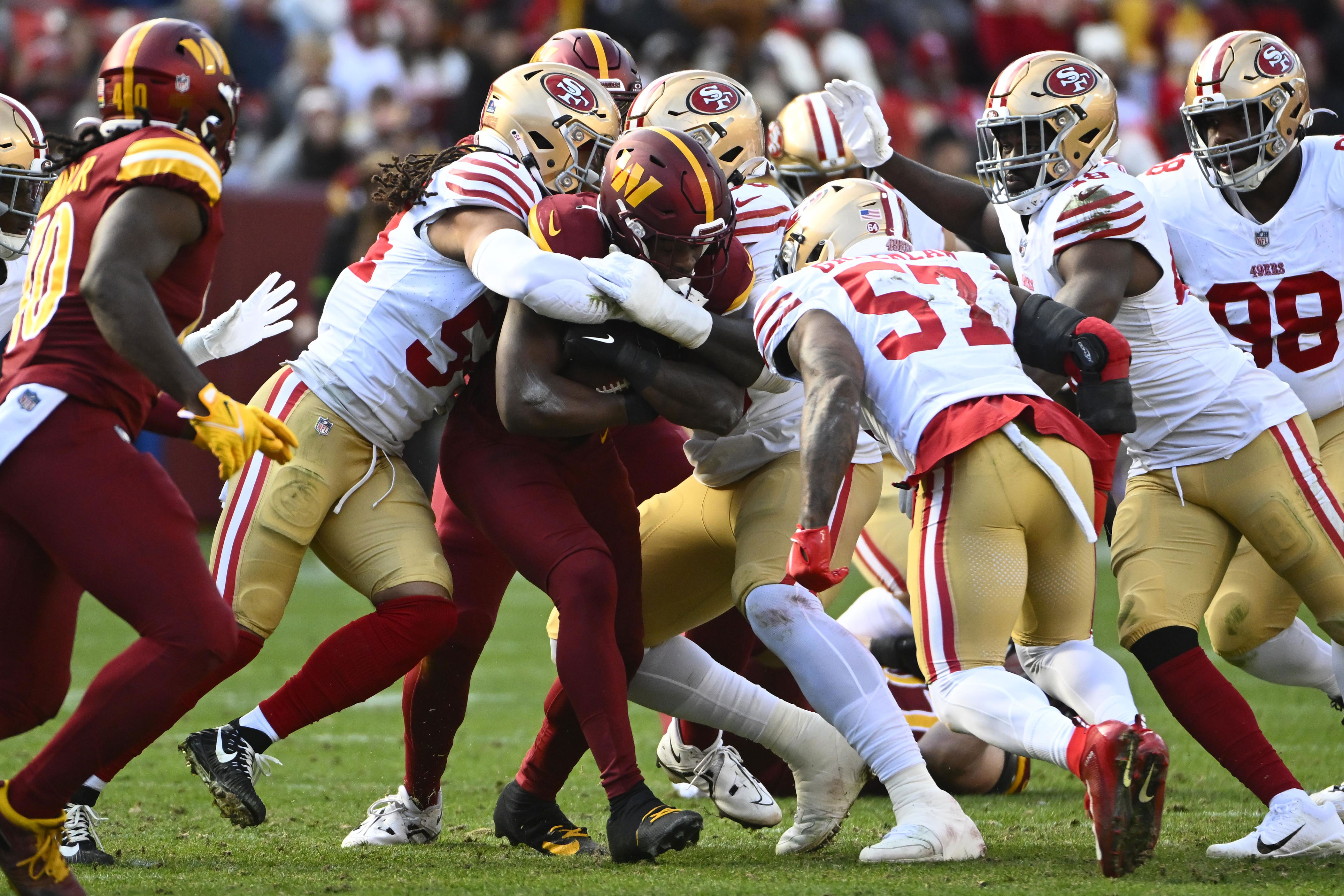 LOOK: The top images from the Commanders' Week 17 game vs. the 49ers