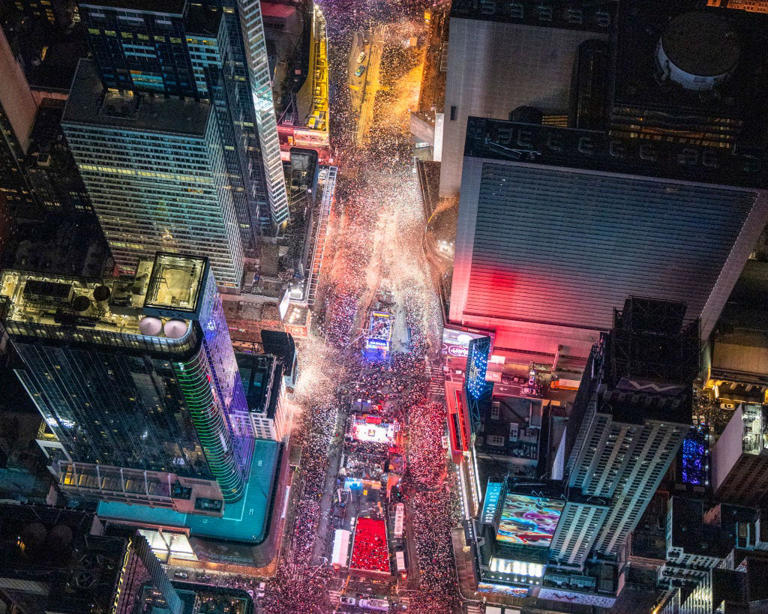 PHOTOS Ringing in 2024 at the Times Square New Year’s Eve celebration