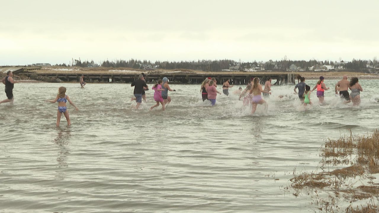 Some Islanders Kick Off 2024 With A Dip In The Ocean   AA1mk9nR.img