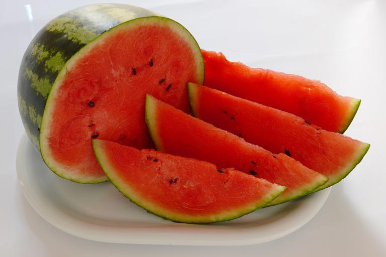 ประโยชน์ของแตงโมและข้อควรระวังก่อนกิน