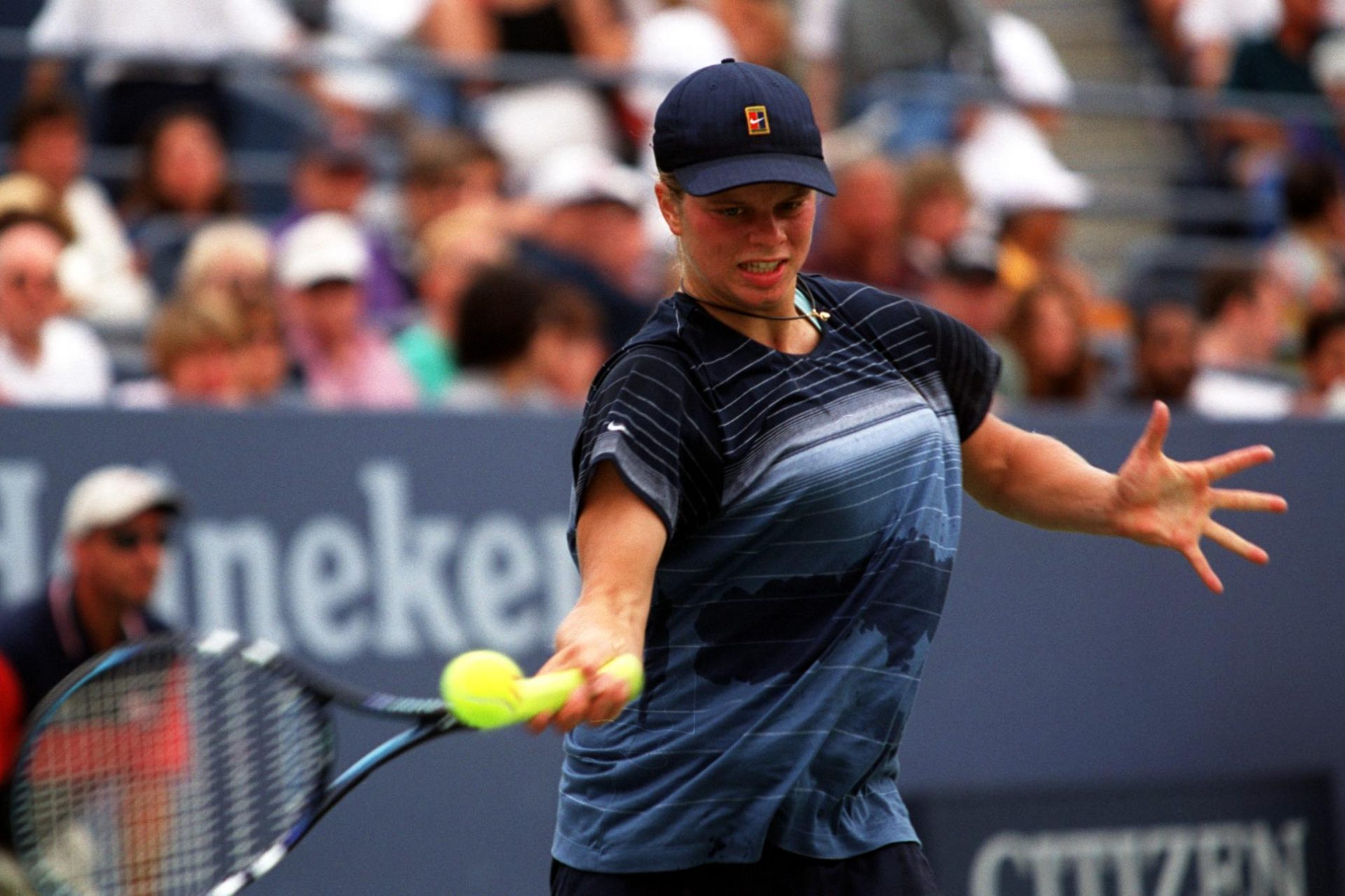 <p>En 1997, Clijsters debutó en el circuito profesional. En el torneo ITF en la ciudad costera de Bélgica, Koksijde, la tenista alcanzó rápidamente los cuartos de final a la edad de 14 años.</p>