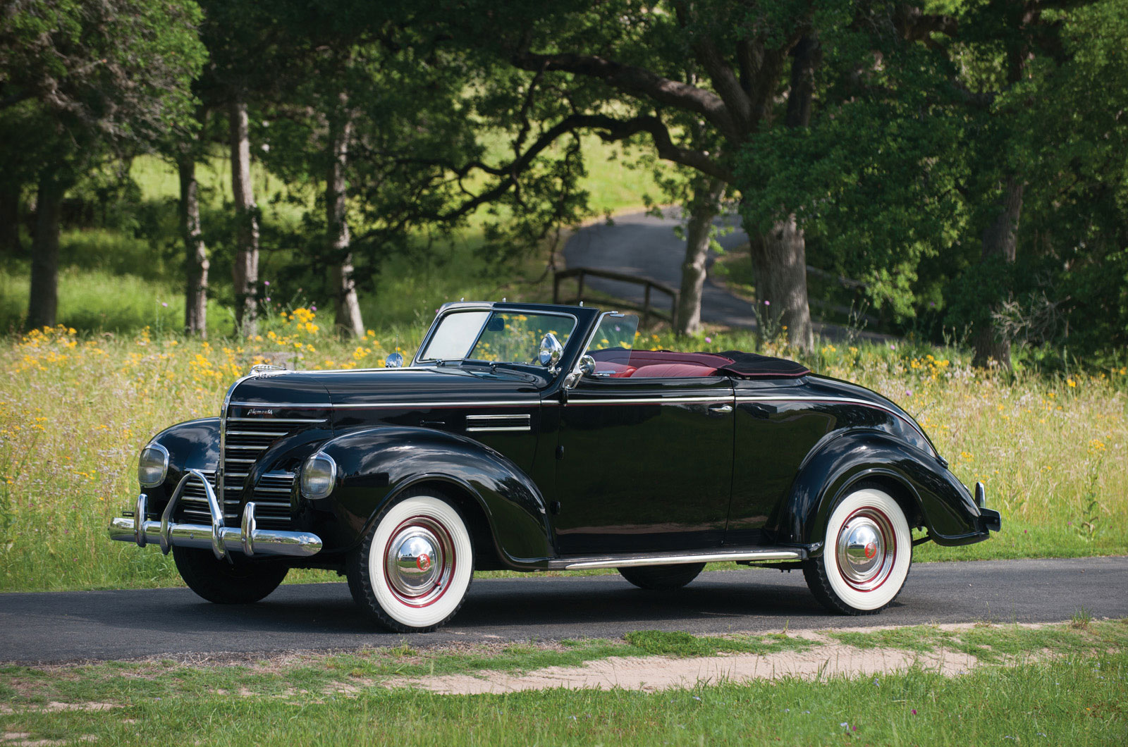 <p>Plymouth was the only division of Chrysler to offer open-topped cars in 1939, and while rivals were also selling convertibles, none had one on its books with a power-operated roof. The car pictured is a 1939 Plymouth Deluxe convertible, which was powered by a 201ci (3292cc) six-cylinder engine.</p><p><strong>GROUNDBREAKER SCORE: 6 </strong>– a wonderful added luxury.</p>