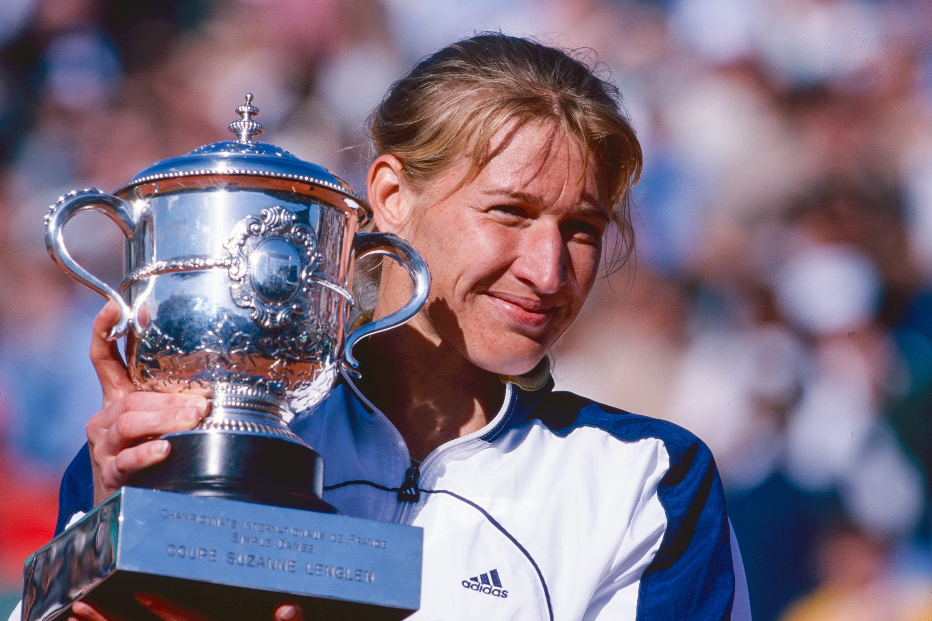 <p>En 1999, con apenas 16 años, Clijsters hizo su debut en Grand Slam en Wimbledon. Causó una gran impresión y alcanzó la cuarta ronda, perdiendo en dos sets a la gran estrella del tenis, Steffi Graf (en la foto).</p>