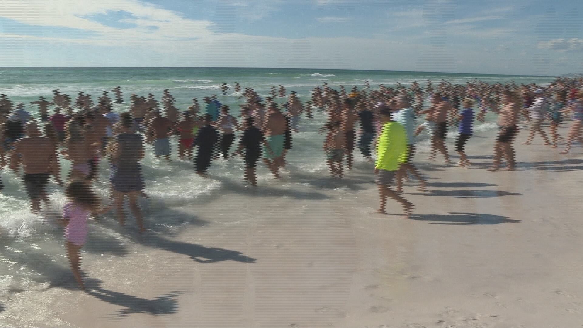 Hundreds Run Into The Gulf To Welcome 2024 At 10th Annual Polar Plunge   AA1mkwc1.img