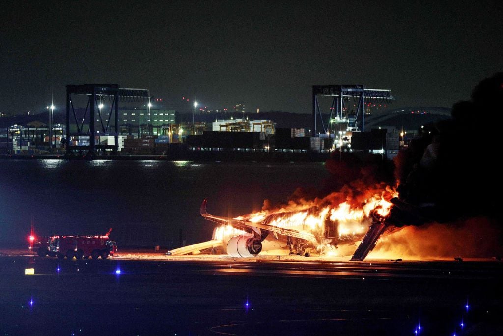minutos de terror en japón: pasajeros registran aterrizaje en llamas de avión en aeropuerto de tokio