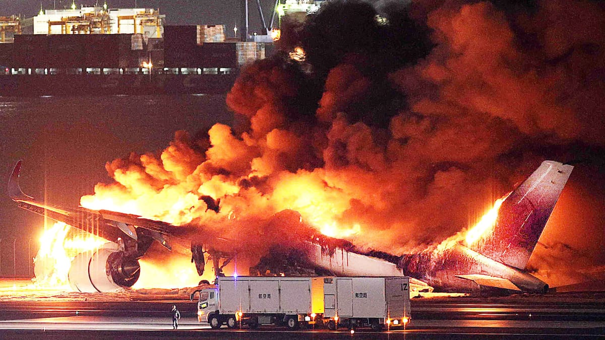 japan-airlines-jet brennend in tokio gelandet: airbus a350 steht in vollbrand