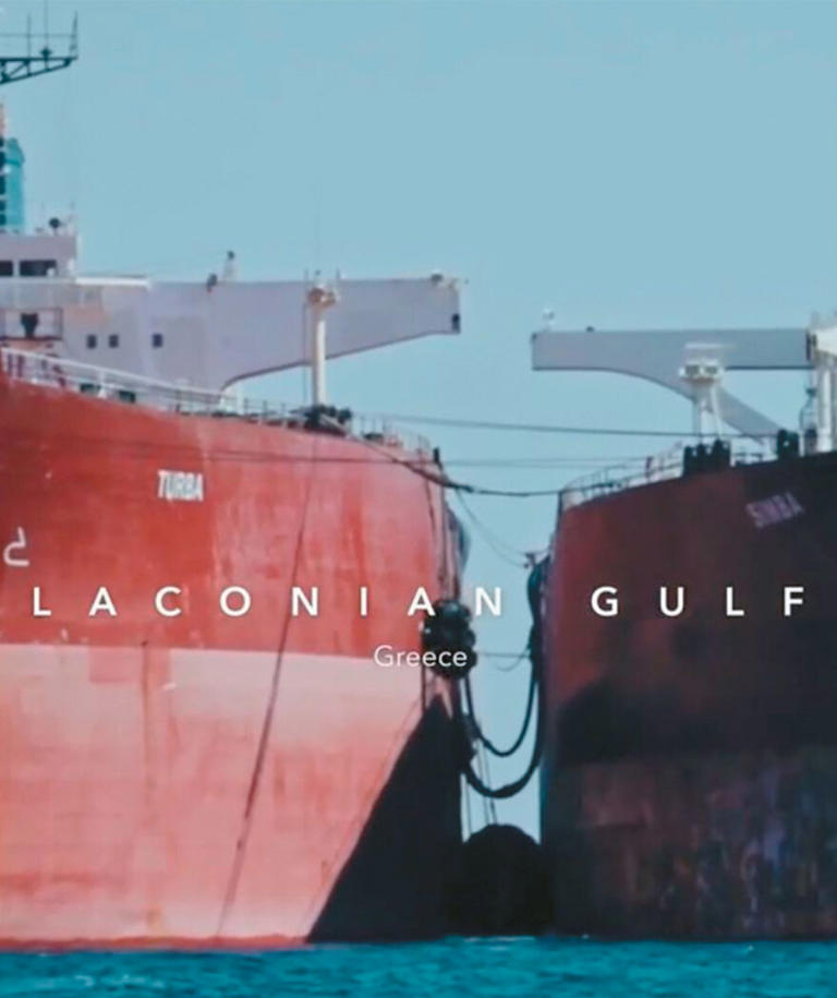 Bloomberg: «Μετάγγιση» ρωσικού αργού και προϊόντων πετρελαίου από δεξαμενόπλοια στον Λακωνικό κόλπο (καρέ από βίντεο του ειδησεογραφικού πρακτορείου)