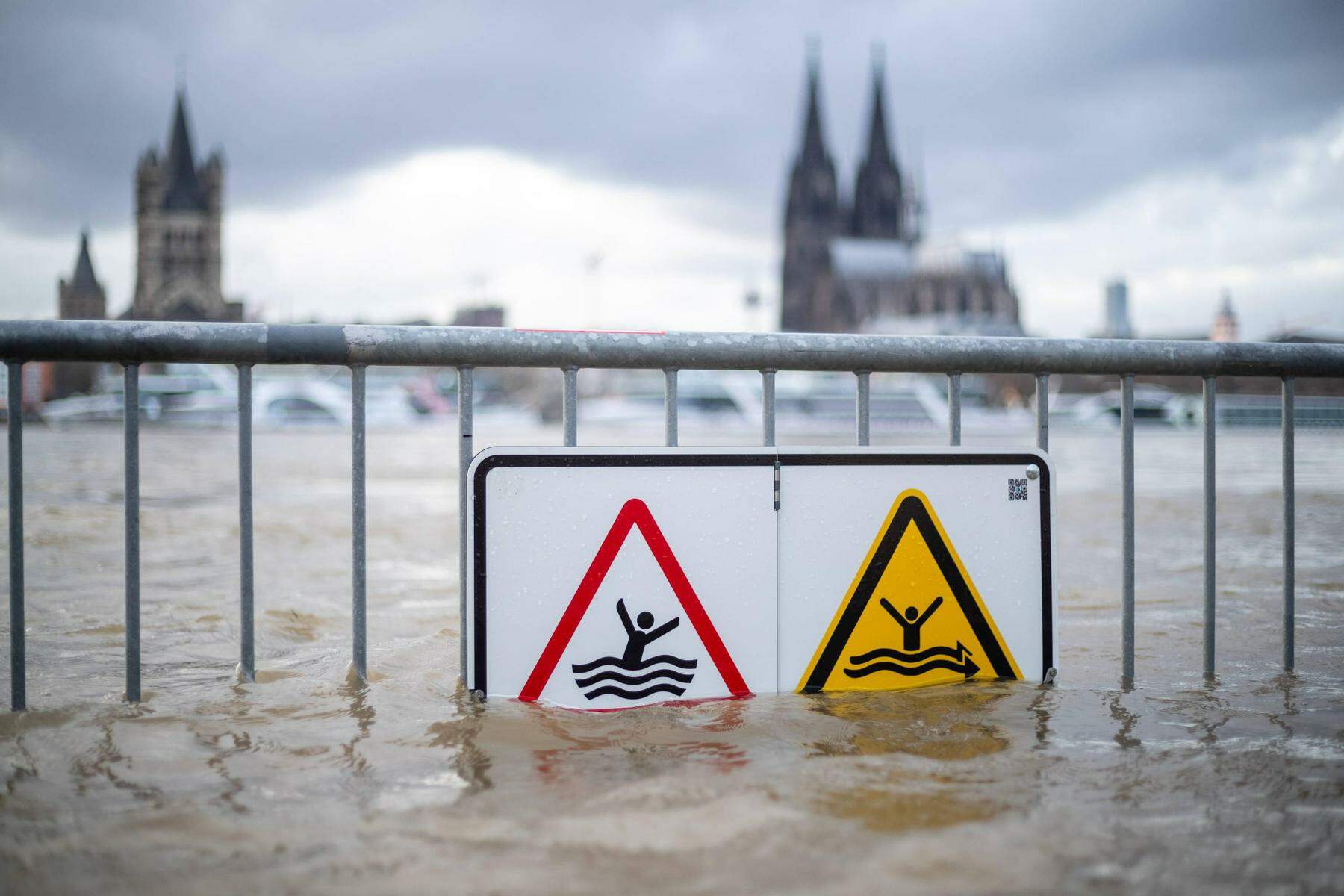 Hochwasser In Deutschland | Dauerregen Könnte Lage Weiter Verschärfen