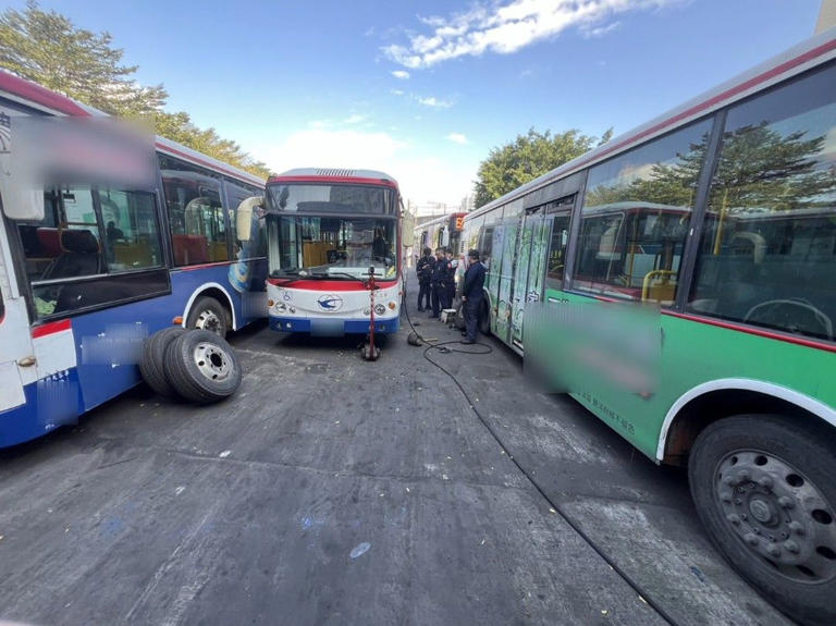 技師今午在汐止公車總站維修避震器時，突然發生爆裂釀成2人受傷。（翻攝畫面）