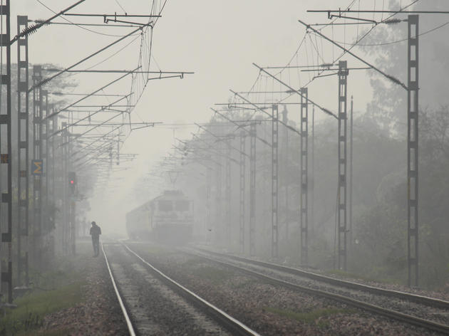 Kuriosester Unfall In 2023? Mann Pinkelt Neben Bahngleis Und Wird Von ...