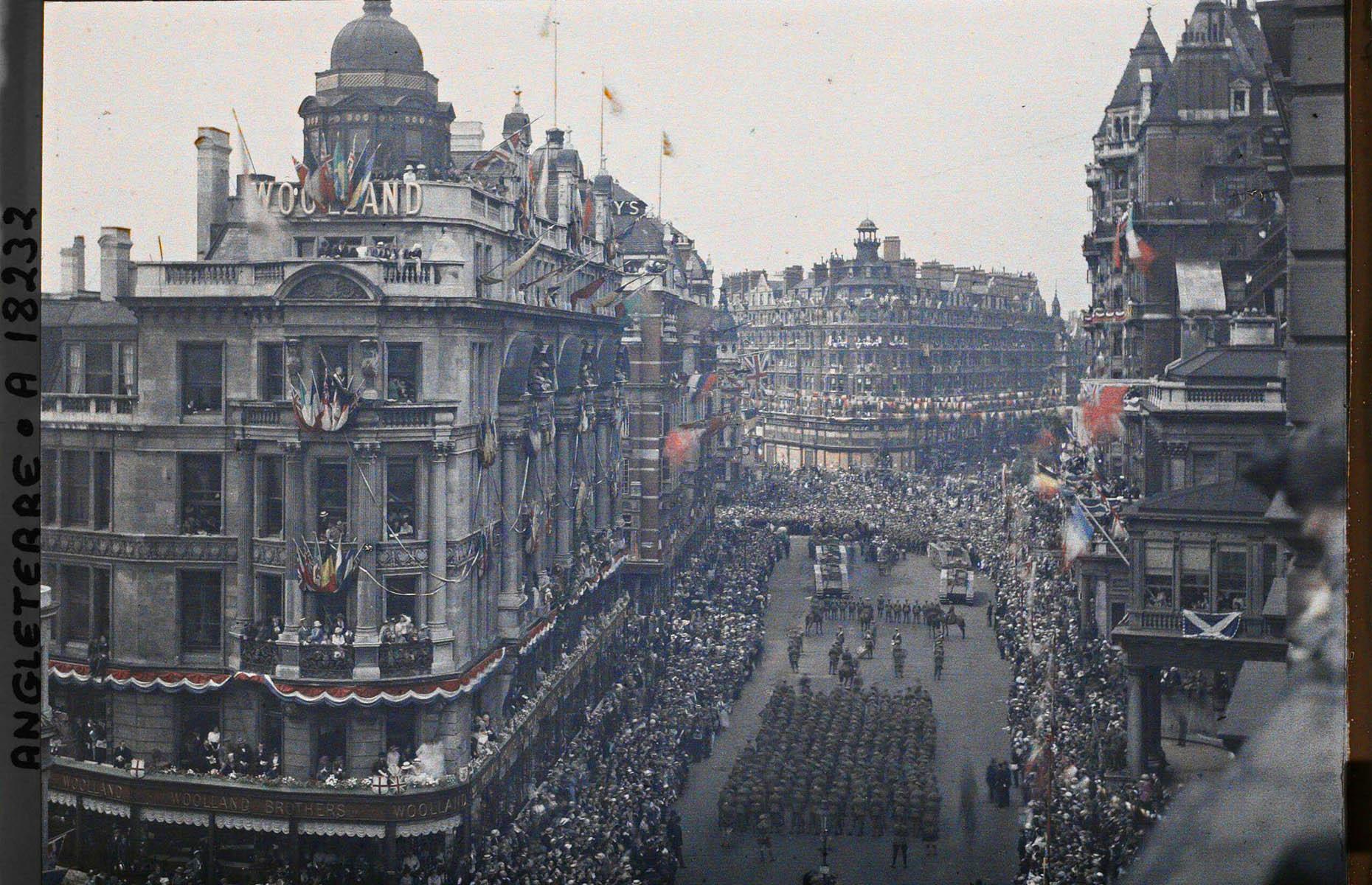 The world's earliest color photographs tell amazing stories