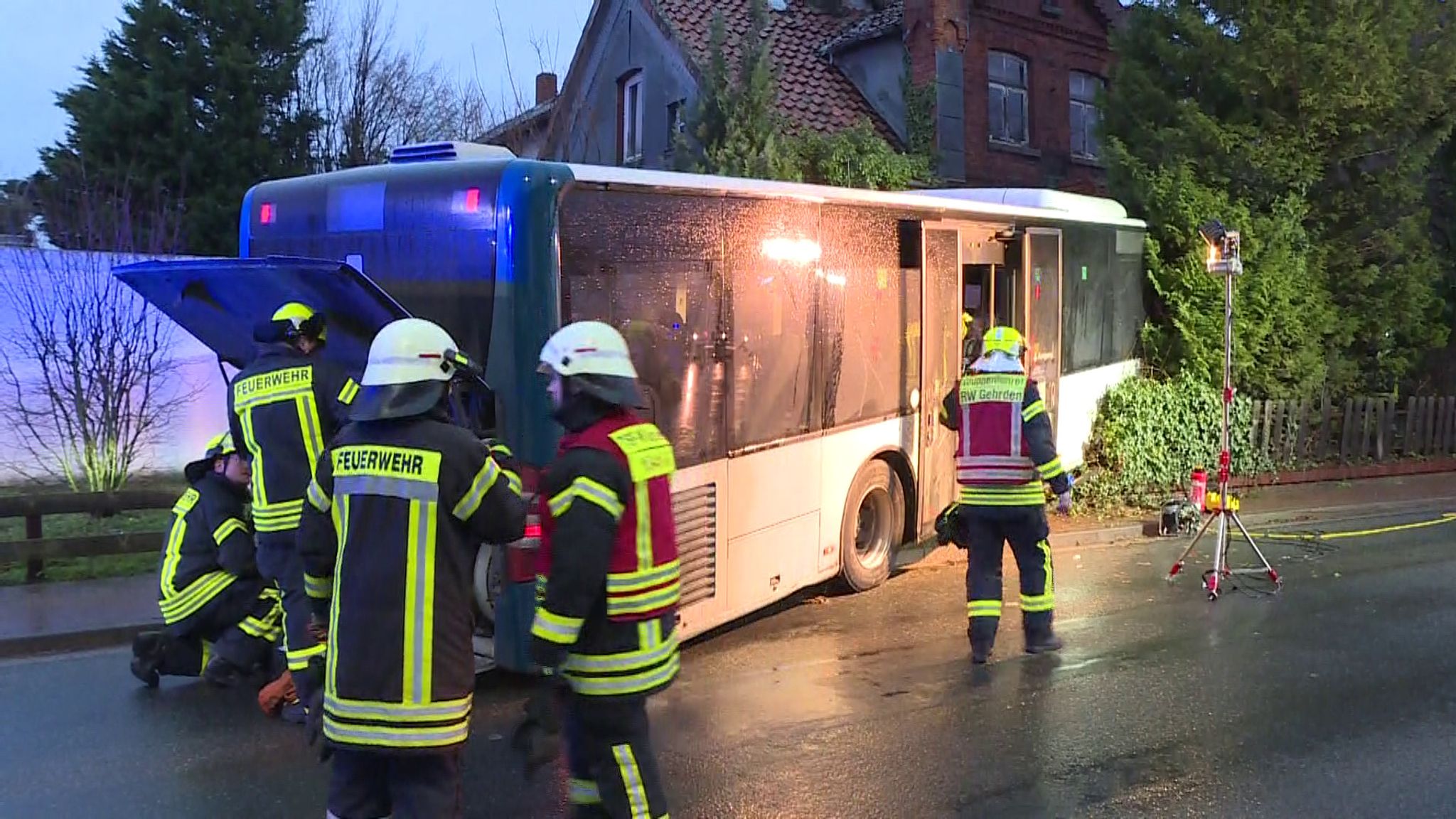 Bus Prallt Gegen Haus - Fahrer Tot, Fahrgäste Unverletzt