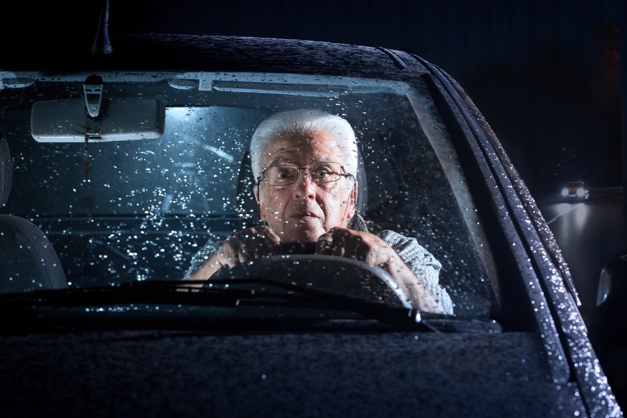 Driver rain. Пожилой человек за рулем машины. Пожилой человек с мигренью за рулем машины. Олд драйв. Man Driving car in the Rainy Night.