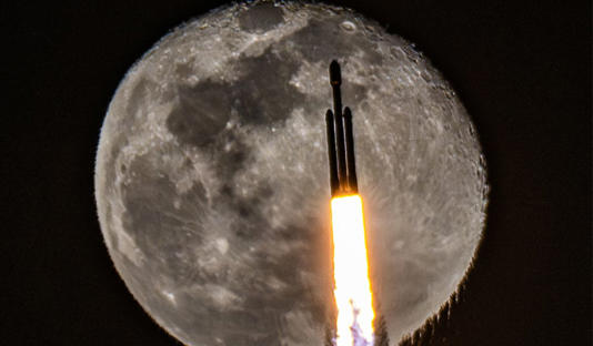 NASA destaca nave lançada pela SpaceX projetada em ‘frente’ a Lua (Steven Madow / NASA – APOD)