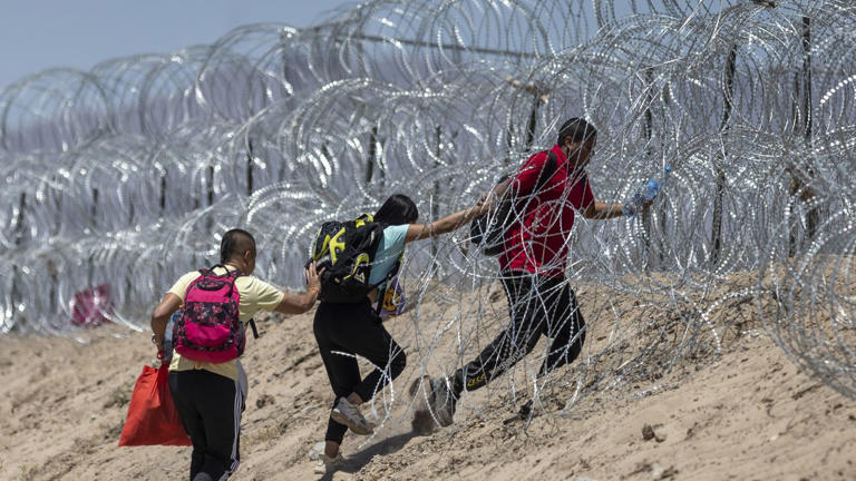 Bidens Doj Urges Us Supreme Court To Let Border Patrol Cut Texas Razor Wire