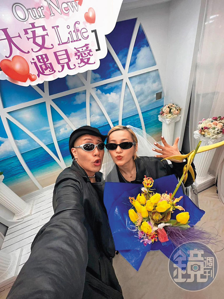 有媒體稱，民眾在台北大安區戶政事務所，看到黃宣與老婆去登記成為合法夫妻。（讀者提供）