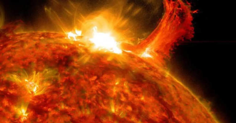 New Year's Eve Solar Flare Was Largest in 6 Years: Radio Blackouts ...