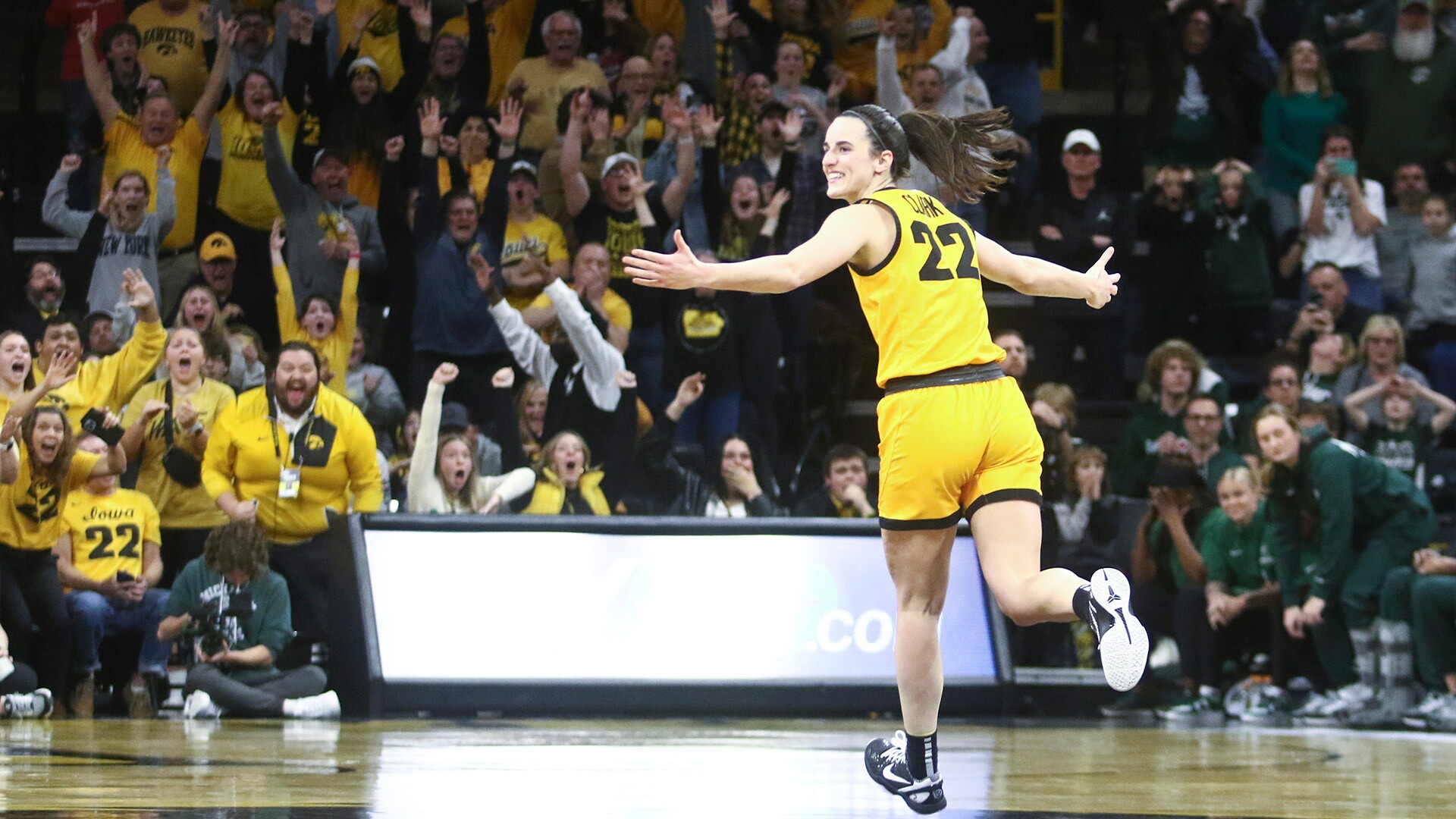 Caitlin Clark Hits Long 3-pointer At The Buzzer, Scores 40 As No. 4 ...