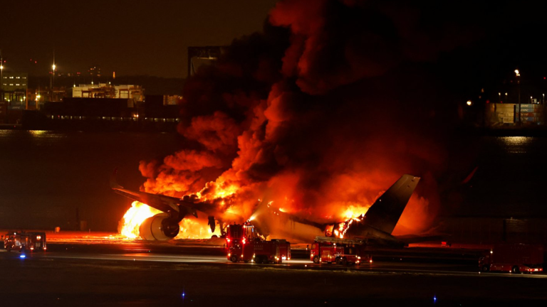 Pesawat Airbus A350 milik Japan Airlines terbakar di Bandara Haneda, Tokyo, Selasa (02/01).