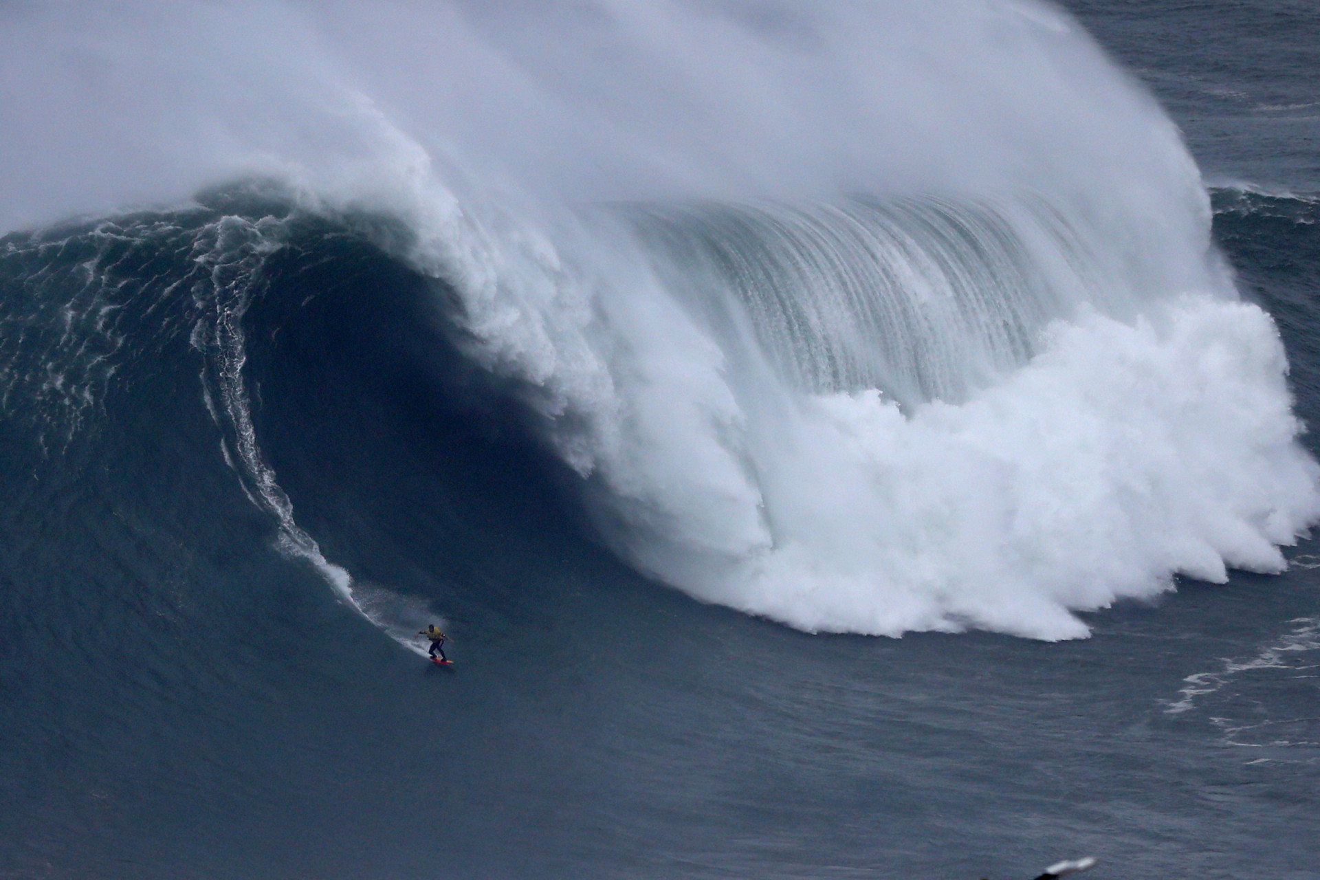 Nazaré : les plus grosses vagues du monde