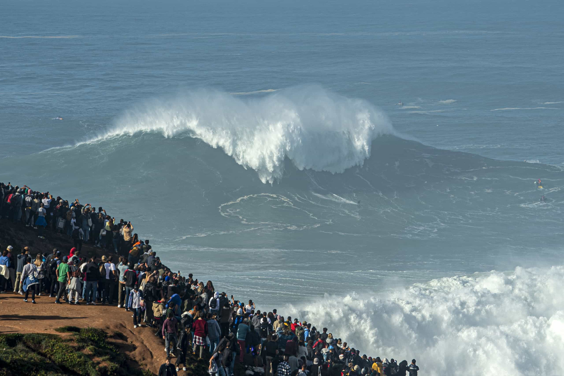 Nazaré : les plus grosses vagues du monde
