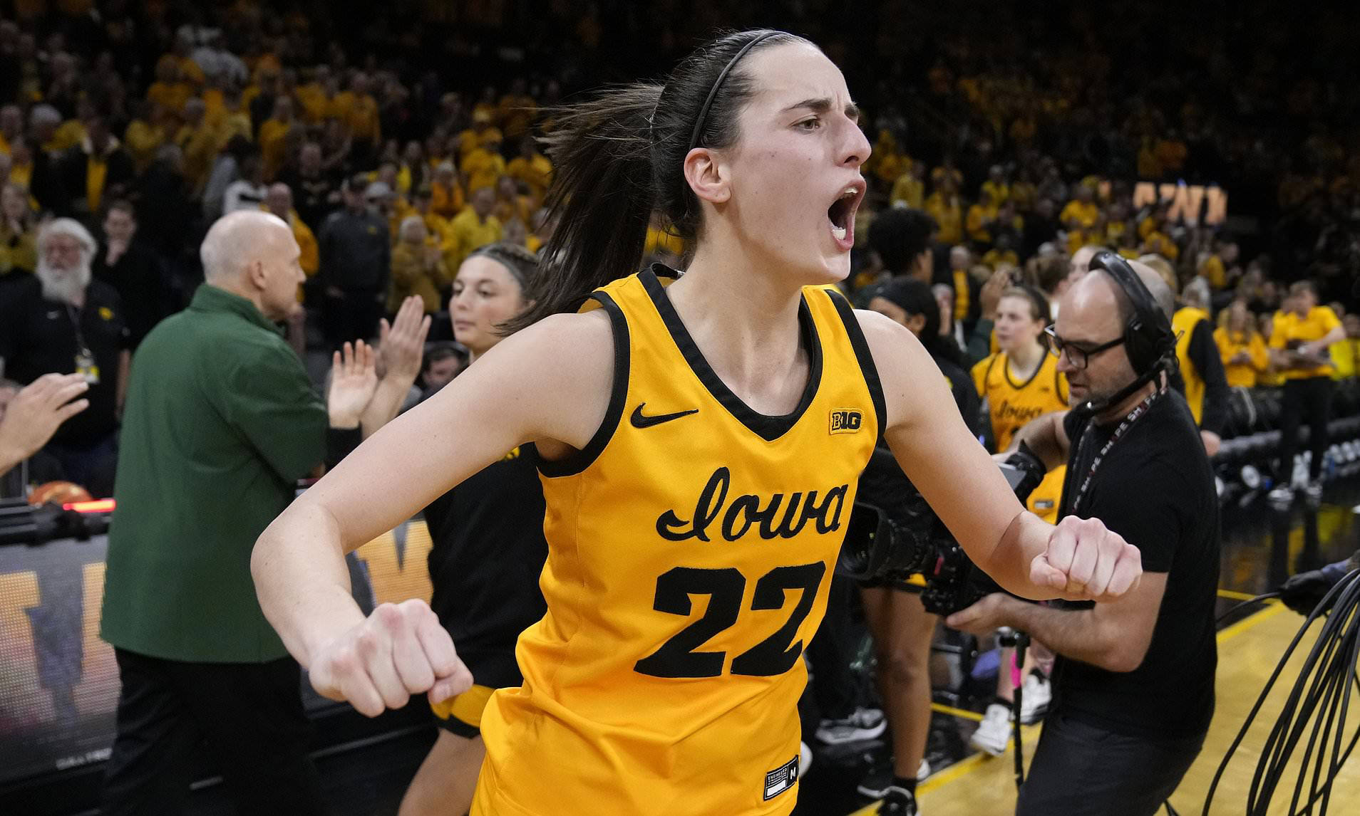 Caitlin Clark hits outrageous game-winner in win over Michigan State