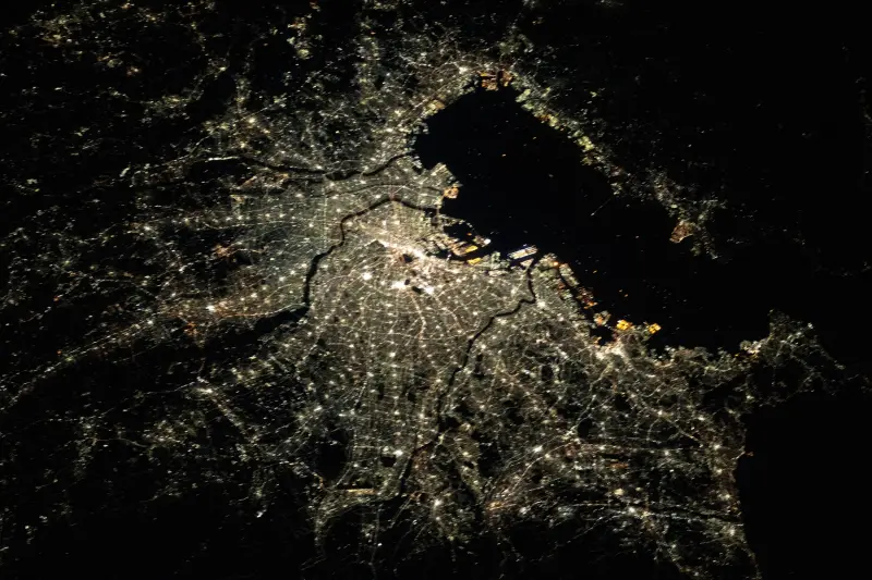 ▲美國太空總署 NASA 公布了2024年全新的地球夜拍美照，其中一張日本東京夜晚上空的照片，卻吸引超過5萬名動漫迷按讚。（圖／取自NASA's Johnson Space Center 臉書）