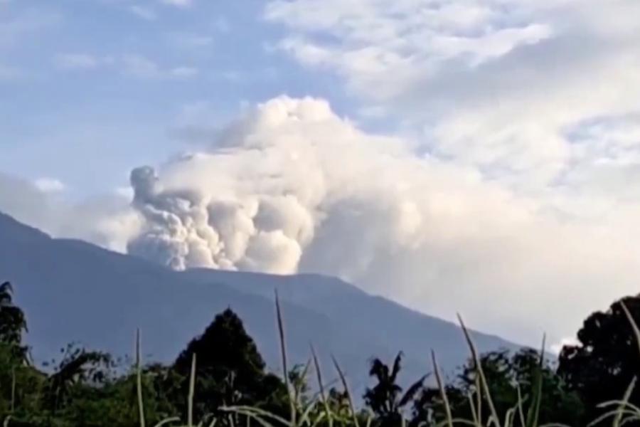 indonesia inicia el 2024 con explosión de volcán: miles de personas son afectadas