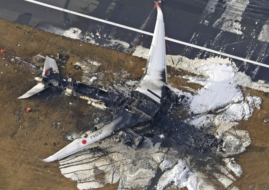 flugzeug-crash-in-tokio-darum-haben-alle-379-menschen-an-bord-berlebt