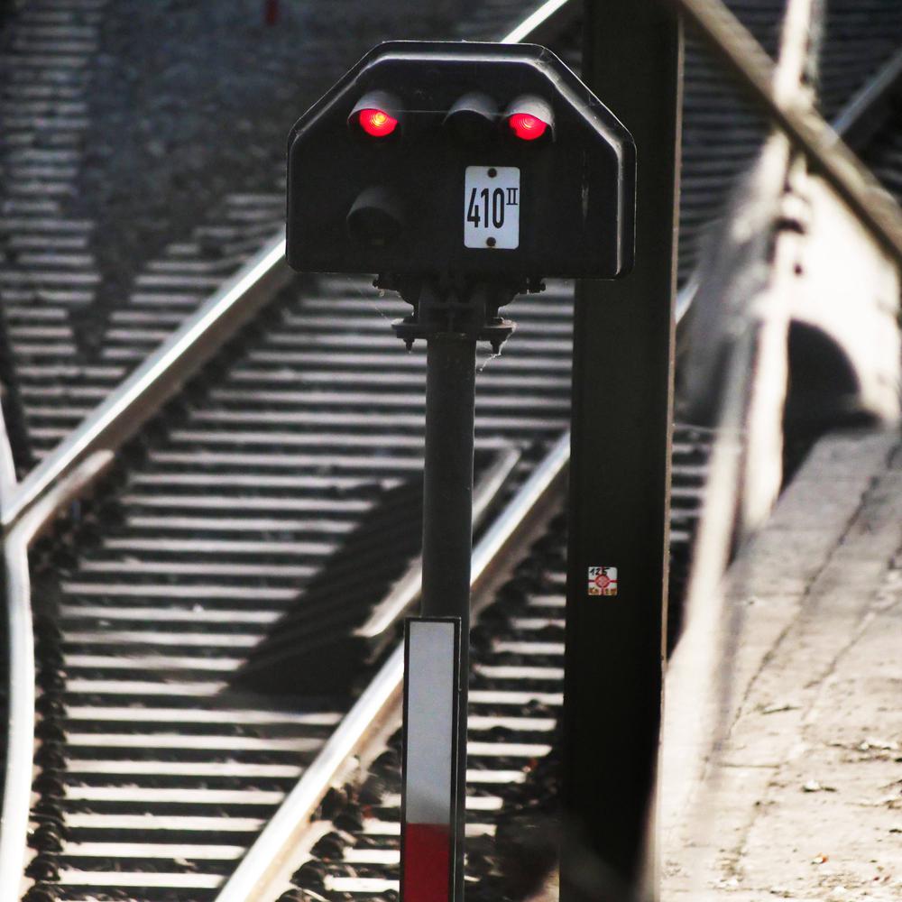 Deutsche Bahn Verklagt GDL: Was Die Klage Für Die Tarifverhandlungen ...