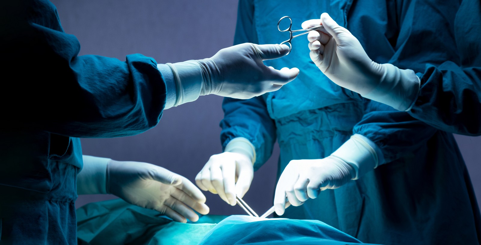 απογευματινά χειρουργεία: πώς οι γιατροί παίρνουν τον νόμο στα χέρια τους