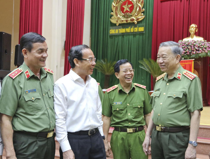 Bộ trưởng Bộ Công an Tô Lâm (bìa phải) và Bí thư Nguyễn Văn Nên (áo trắng) dự hội nghị triển khai công tác 2024 của Công an TP.HCM - Ảnh: CATP