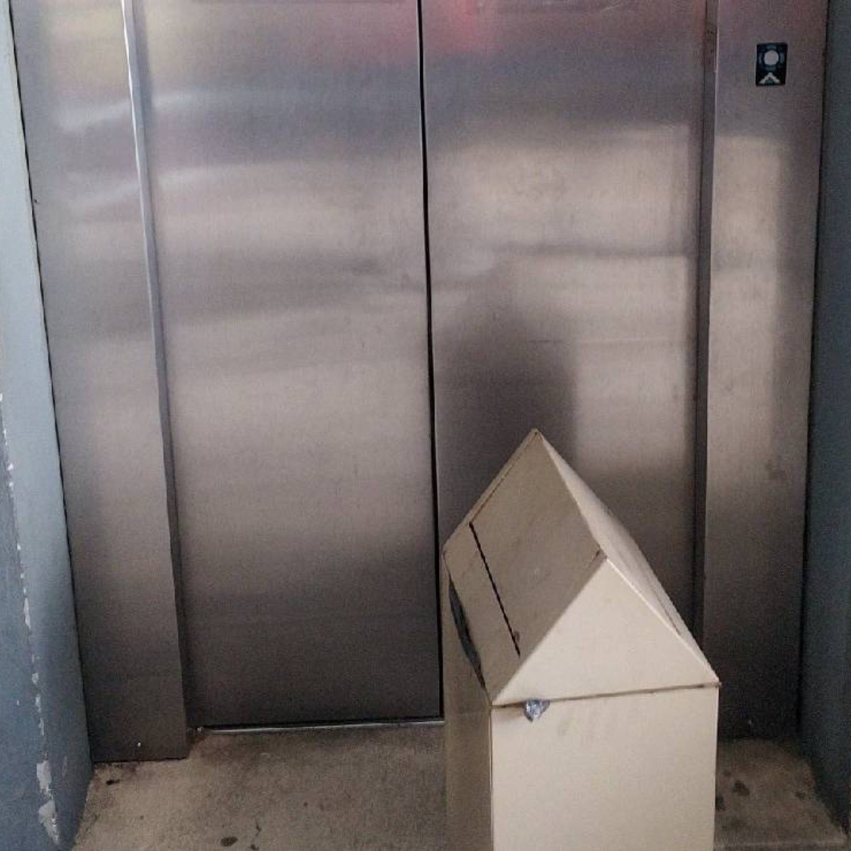 ¡por no hacer caso! 16 personas se quedan atrapadas en elevador del imss en saltillo