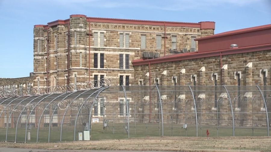 Kansas Officials Investigating After Lansing Prison Officer Stabbed By ...