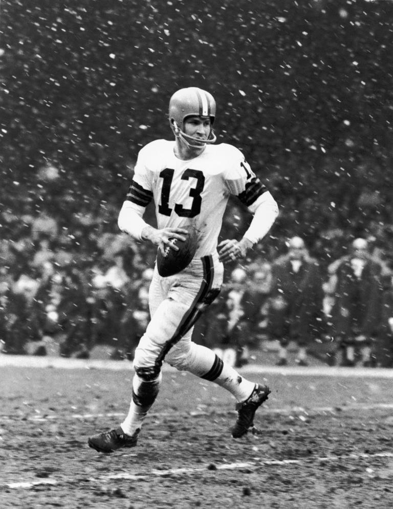 Browns QB Frank Ryan passes – Led 1964 NFL Championship team