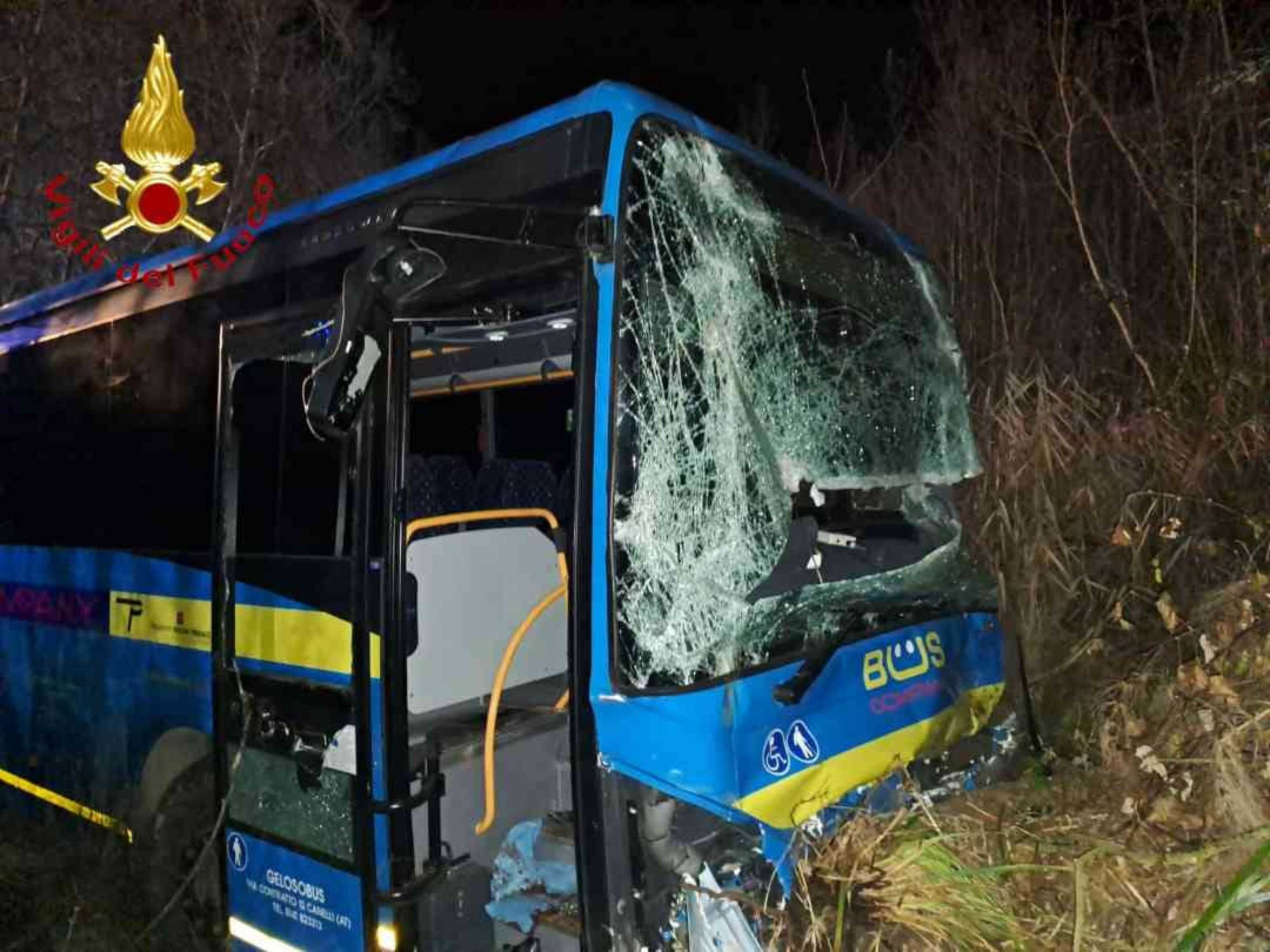 Scontro Tra Bus E Furgone, Un Morto E Tre Feriti