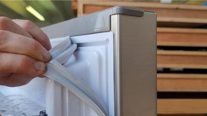 7 cara membersihkan karet pintu kulkas dari noda membandel,mudah dilakukan